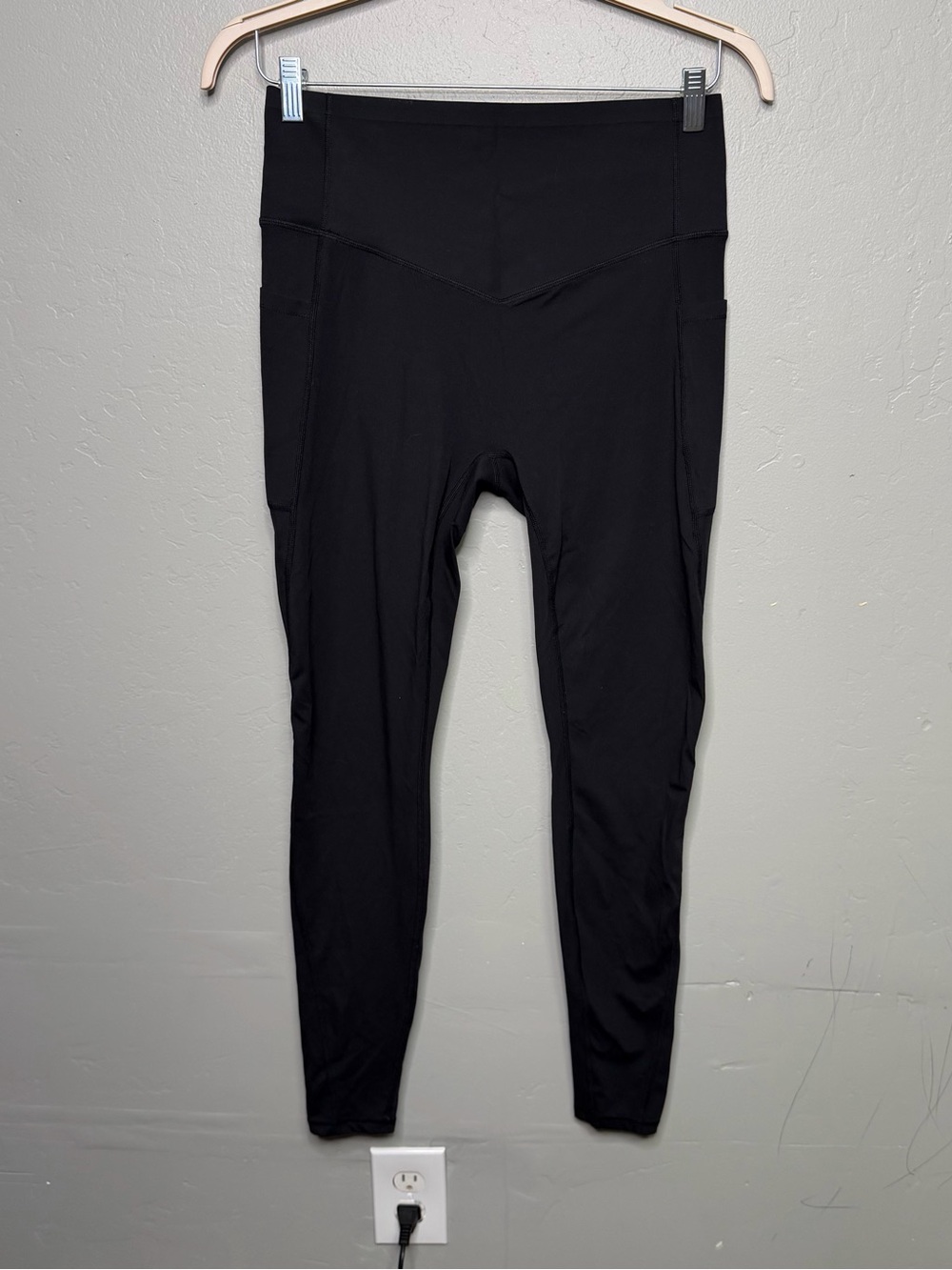 Halara UltraSculpt High Waisted Tummy Control Pocket Shaping Training Leggings L